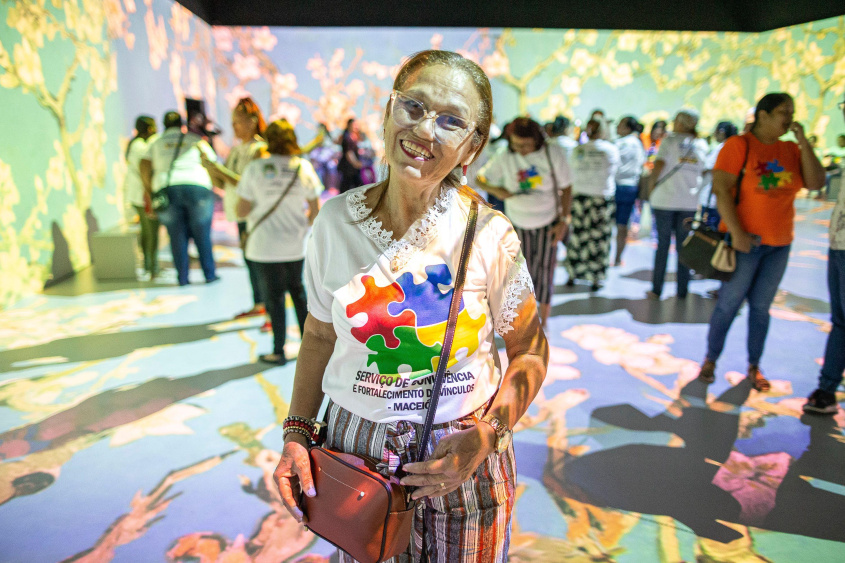 Dona Renê Silva expressa sua felicidade ao participar da exposição. Foto: Alisson Frazão/Secom Maceió