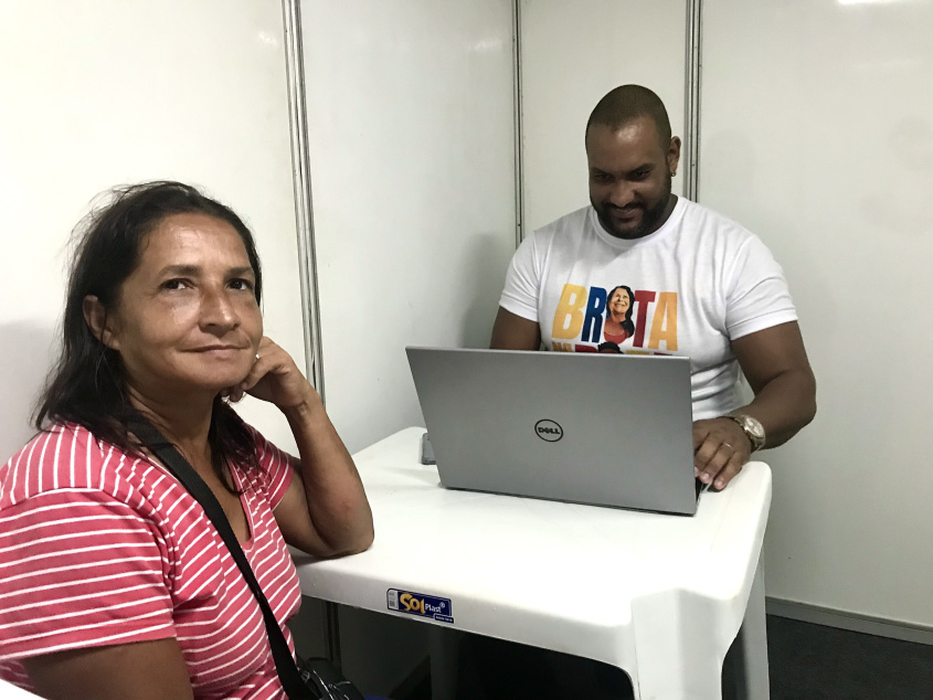 Dona Graciete da Silva realizando marcação de exames através do sistema Pronto!. Foto: Ascom Segov