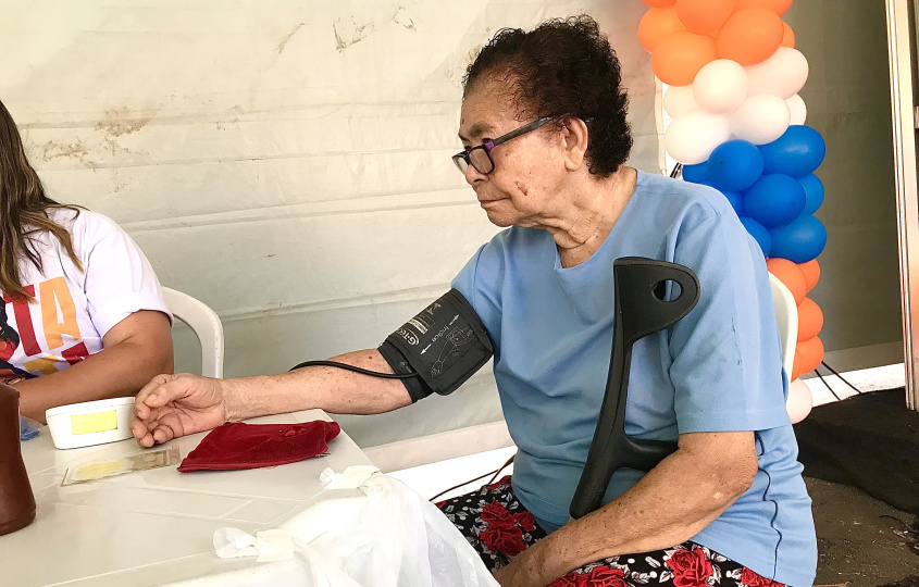 Dona Marinete aferindo a pressão arterial. Foto: Ascom Segov