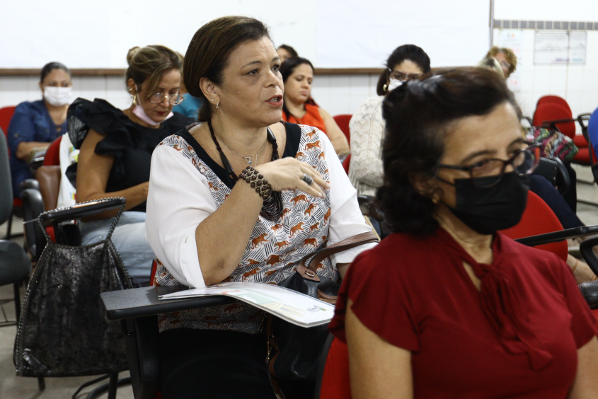 Coordenadora pedagógica, Júlia Márcia Vieira, relatou  suas vivências no ambiente escolar. Foto: Pedro Farias/Ascom Semed