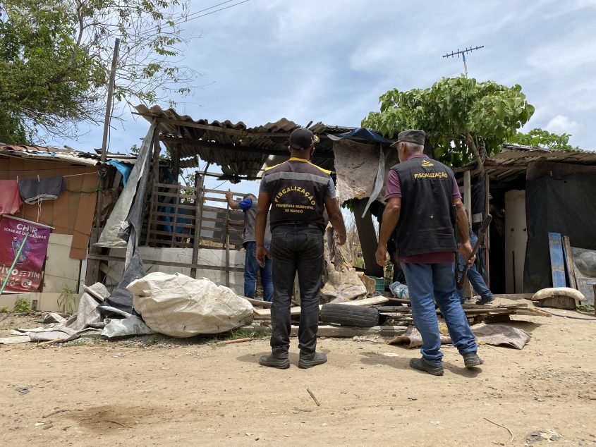 Equipe de demolição da Semscs fez a retirada de barracos desocupados no Village Campestre II. Foto: João Victor Barroso/Ascom Semscs