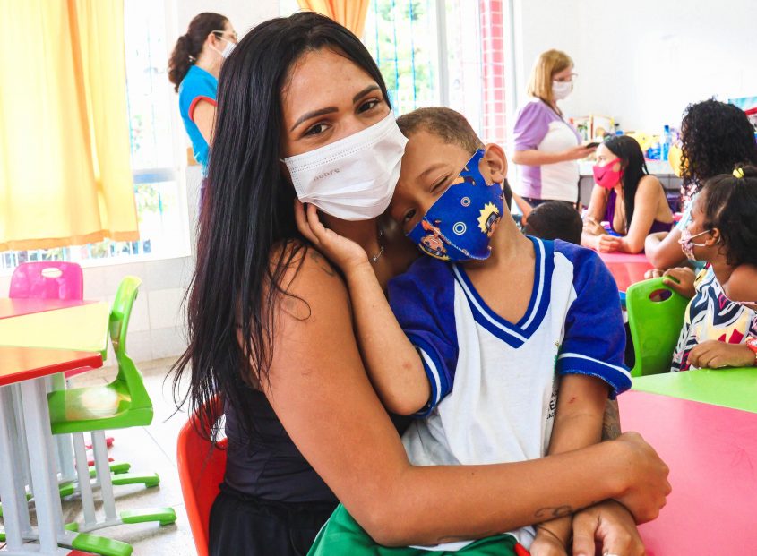 Elaine Silva Santos, mãe de Ítalo Gabriel, de 4 anos, disse que ficou feliz em participar da ação com o filho. Foto: Pedro Farias/Ascom Semed