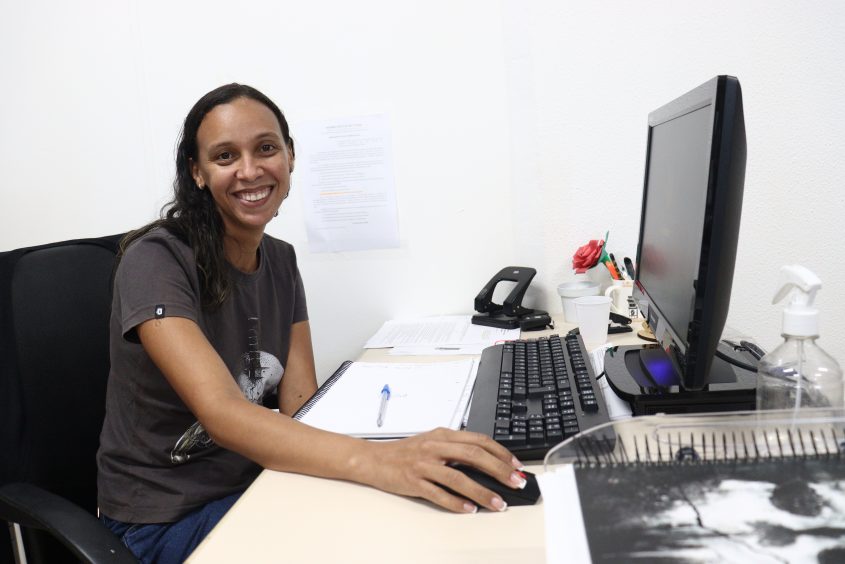 Dafne Cristina é mãe e servidora da Semed, locada no setor de prestação de contas desde 2017. Foto: Pedro Farias/Ascom Semed