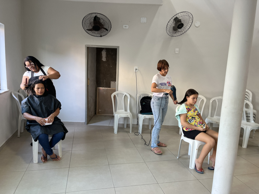 Moradoras tiveram momento de beleza com corte e escova de cabelo. Foto: Ascom Defesa Civil Maceió