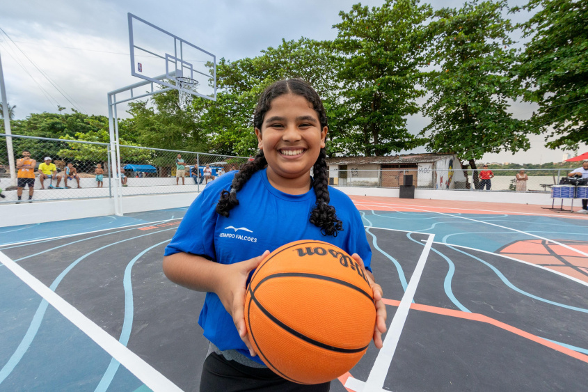 Anna Luysa, 11 anos, está ansiosa para começar as aulas de basquetebol. Foto: Itawi Albuquerque/Secom Maceió