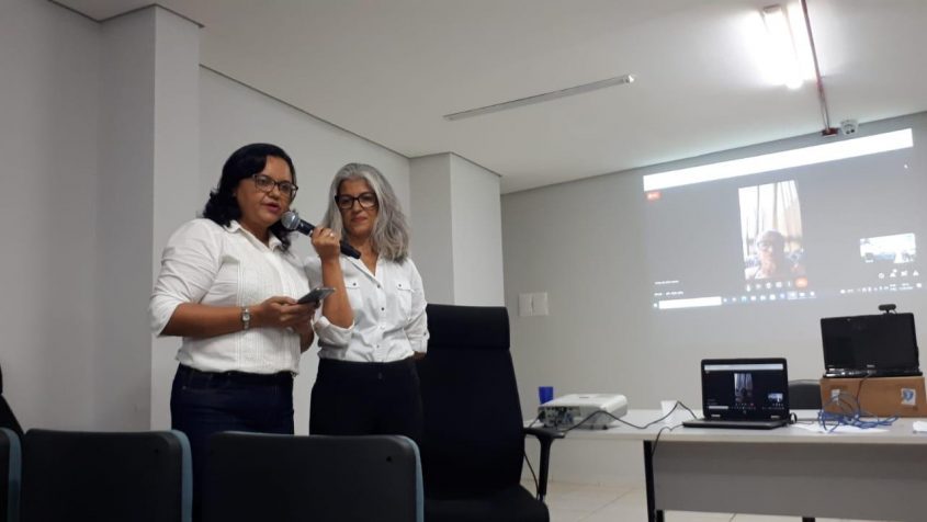 Enfermeira em gerontologia, Juliana de Paula e psicóloga clínica e hospitalar, Beatriz Goes apresentaram proposta de intervenção. Foto: Ascom SMS