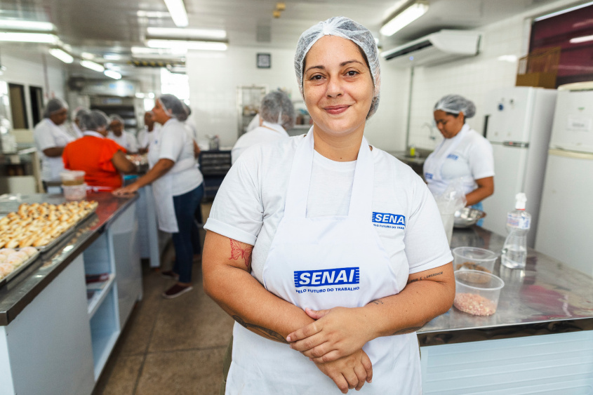 Lídia aprimorou suas habilidades em confeitaria e conquistou um emprego formal, através de uma ação do Brota na Grota. Foto: Arquivo/Secom