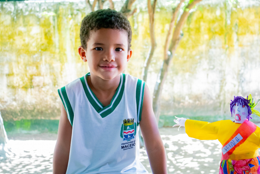 Aluno Guilherme, 6 anos, cantou e dançou durante ensaio. Foto: Hilderlan Oliveira/Ascom Semed