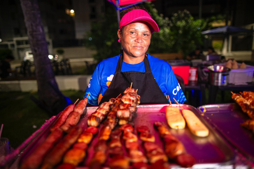 Vendedora ambulante, Maria Dioni aproveita os eventos com grandes públicos para faturar. Foto: Alisson Frazão