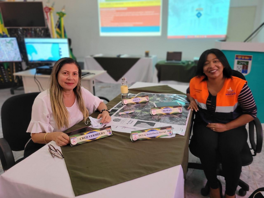 Assistente social, Emy Oliveira, e representante da Cruz Vermelha na Célula da Assistência Social na Operação Alagoas 3. Foto: cortesia