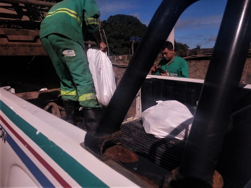 Após apreensão, alimentos foram descartados no aterro sanitário. Foto: Vigilância Sanitária de Maceió
