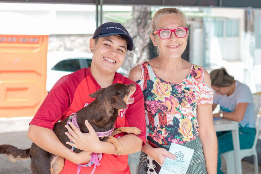 Betânia e sua filha procuraram atendimento veterinário para a pet Mel. Foto: Victor Vercant/Ascom SMS