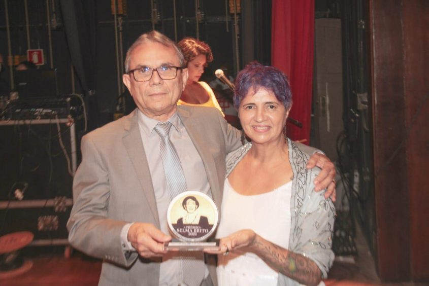 Secretário Pedro Vieira recebendo o prêmio em Penedo. Foto: Marcus Assunção