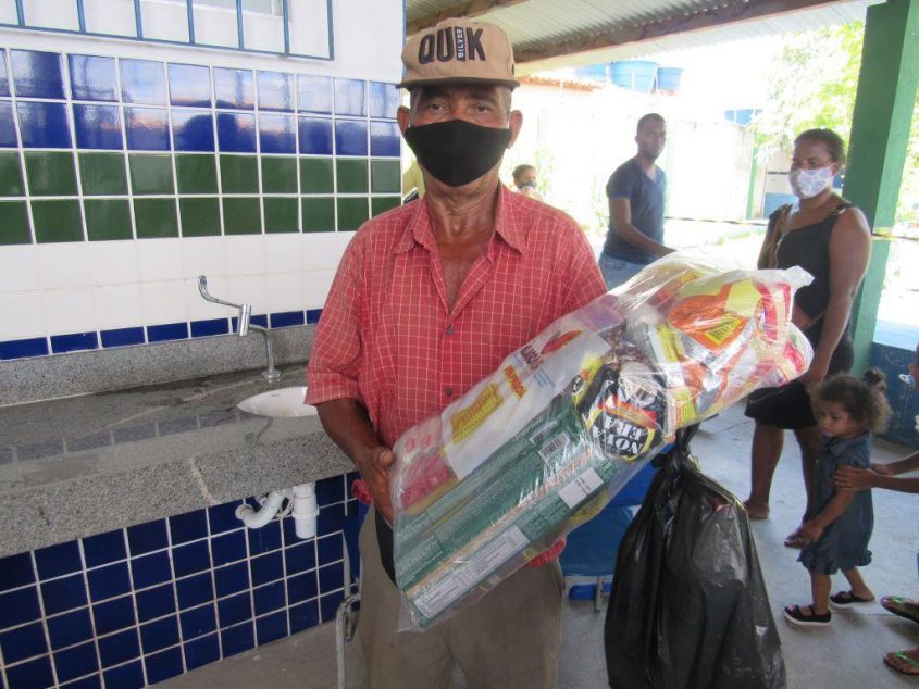 Desempregado, Paulo Oliveira, recebe a cesta básica.