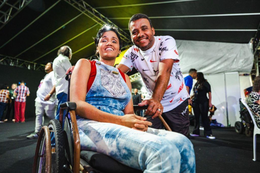 No camarote inclusivo, Jeane Silva e o esposo Thiago Silva curtiram juntos o São João de Maceió. Foto: Jonathan Lins/Secom Maceió