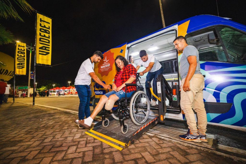 Van PCD auxilia transporte de pessoas com deficiência para o São João de Maceió. Foto: Jonathan Lins/Secom Maceió