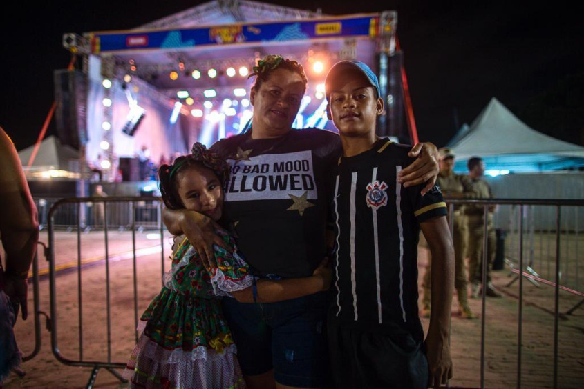 Rafaela Gomes e os sobrinhos curtem com tranquilidade os festejos juninos. Foto: Alisson Frazão/Secom Maceió