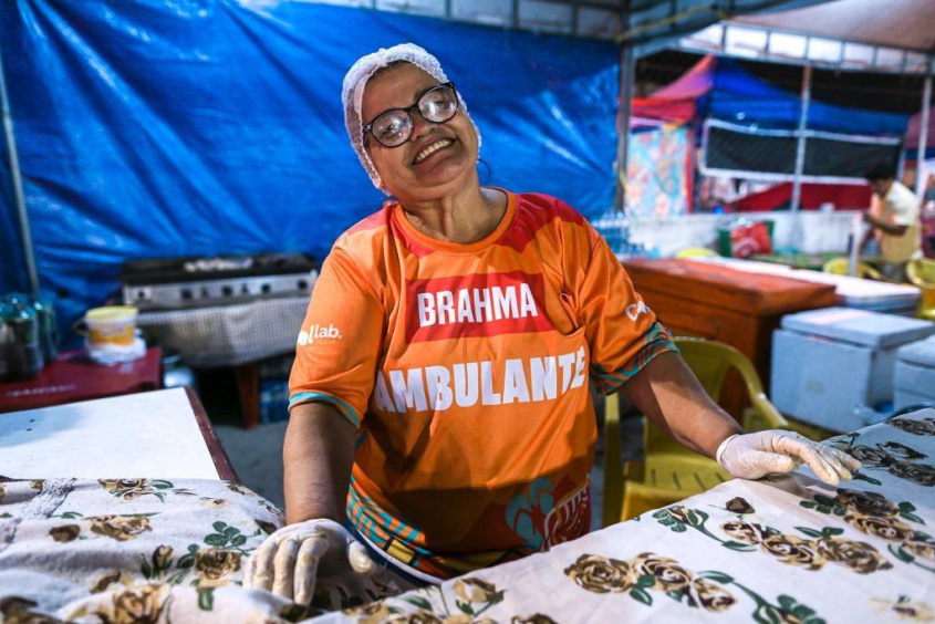 Josedite Amaral é pioneira na venda de bebidas e churrasquinho no Graciliano Ramos. Foto: Alisson Frazão/Secom Maceió