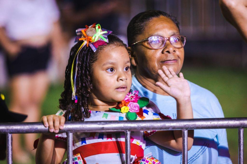 Dionete Santos e a filha curtem com segurança os festejos juninos. Foto: Jonathan Lins/Secom Maceió