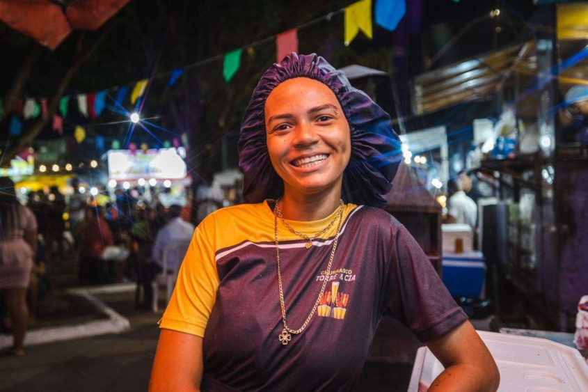 Edriele Mendonça fatura renda extra com a venda de churrasquinho. Foto: Jonathan Lins/Secom Maceió