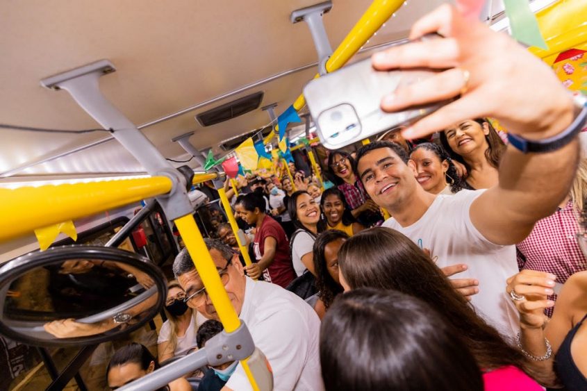 Prefeito JHC vai ao polo Jaraguá de ônibus e interage com passageiros ao tirar selfs. Foto: Edvan Ferreira/Secom Maceió