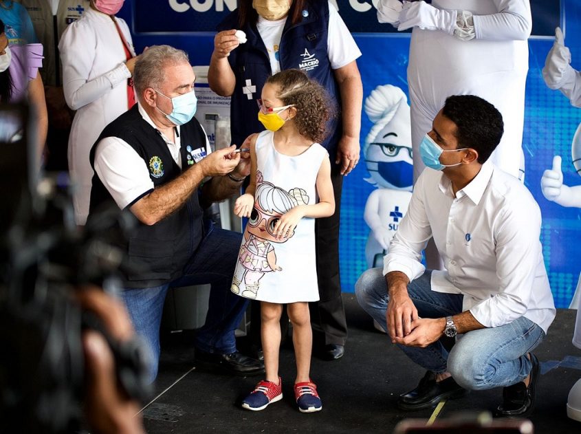 JHC e ministro da Saúde incentivam vacinação de crianças. Foto: Célio Júnior/Secom Maceió
