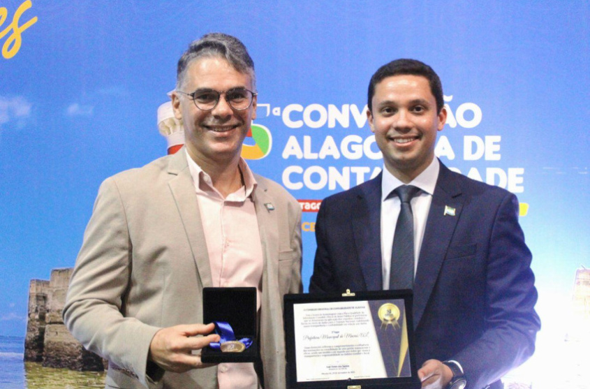 Contador Geral do Município (à esquerda) e secretário Municipal de Fazenda (à direita) recebem medalha de reconhecimento durante a 5° Convenção Alagoana de Contabilidade. Foto: Ascom Sefaz