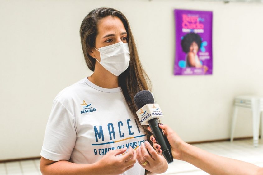 Enfermeira da Gerência de Imunização de Maceió, Camila Peixoto (Foto: Gabriel Moreira/Secom Maceió)