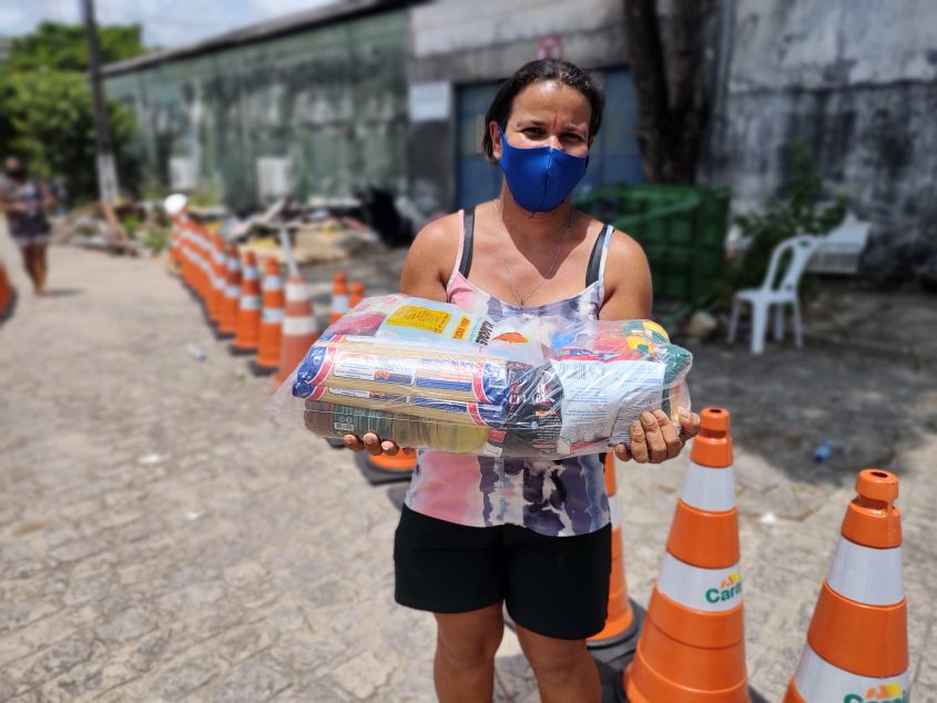 Edilene Santos recebeu a sua cesta nesta seguda-feira (24). Foto: Ascom Semas
