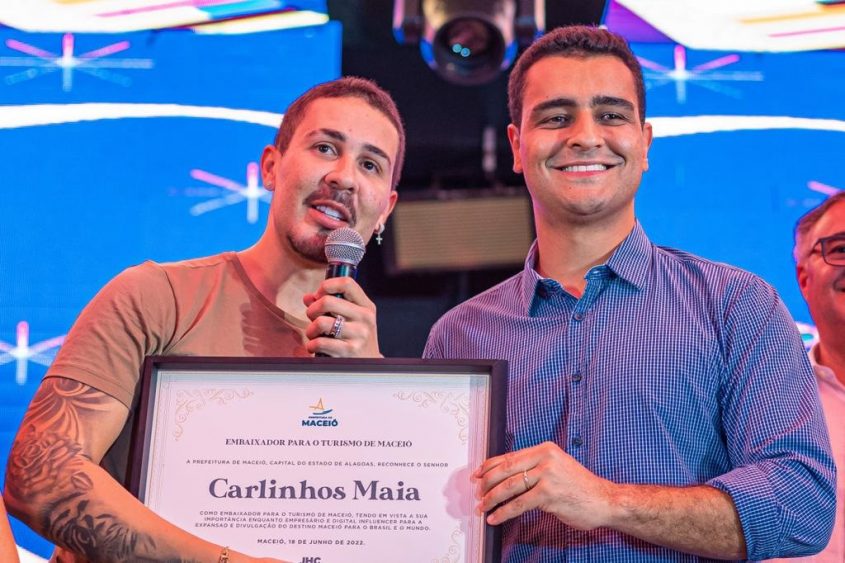 Prefeito JHC entregou título de 'Embaixador para o Turismo de Maceió a Carlinhos Maia. Foto: Itawi Albuquerque/Secom Maceió