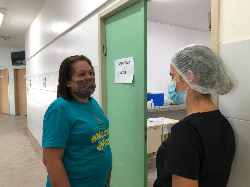 Secretaria de Saúde de Maceió, Cália Fernandes, visitou o II Centro de Saúde, onde conversou com profissionais e usuários. Foto: Ascom SMS