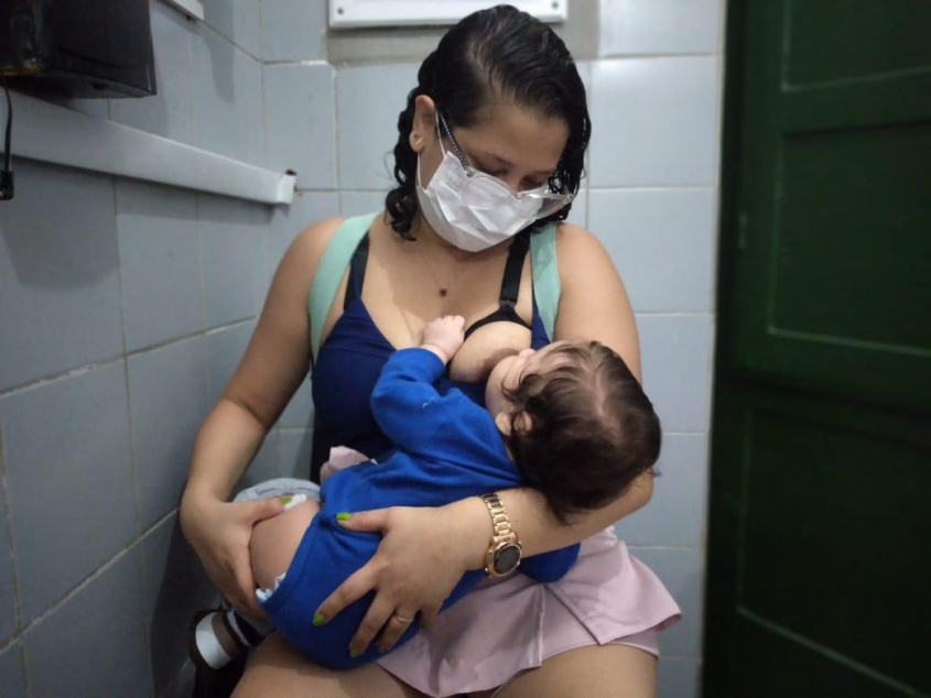 Tainá, mãe do pequeno José Miguel, reforçou que o aleitamento materno é bom para ela e para o filho. Foto: Ascom SMS