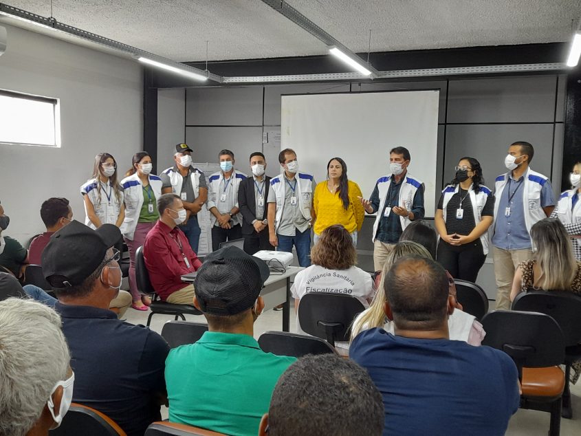 Coordenador geral da Vigilância Sanitária, Airton Santos, apresenta equipe aos participantes. Foto: Vigilância Sanitária de Maceió