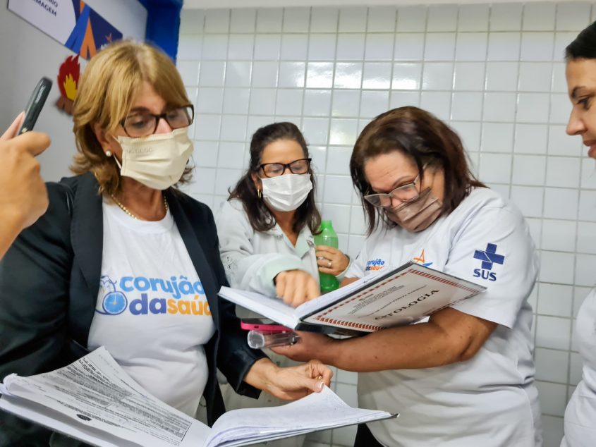 Secretária de Saúde, Célia Fernandes, durante visita da URS Hamilton Falcão. Foto: Ascom SMS