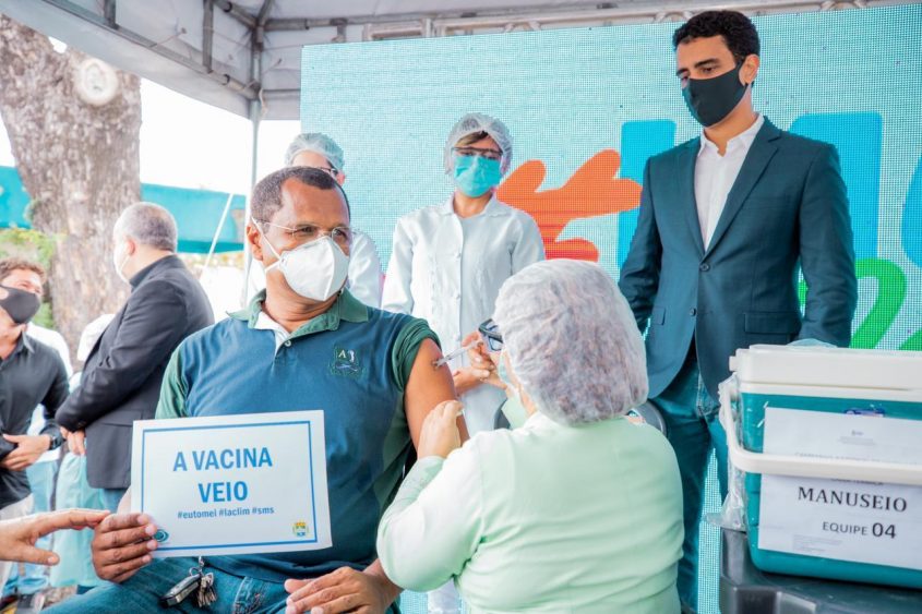 Renee Oliveira, médico infectologista do Pam Salgadinho, um dos primeiros a receber a vacina em Maceió. Foto: Secom Maceió
