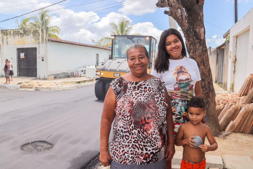 Maria Ângela, que é moradora da Cidade Universitária, comemorou a pavimentação. Foto: Júnior Bertoldo / Secom Maceió