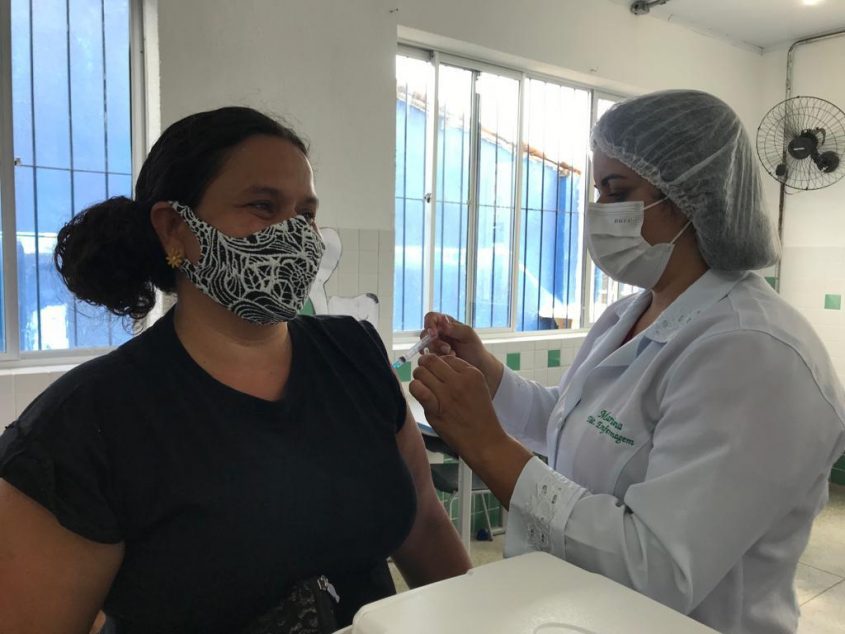 Keliane Cruz tomou a 2ª dose na Escola Municipal Silvestre Péricles. Foto: Ascom SMS
