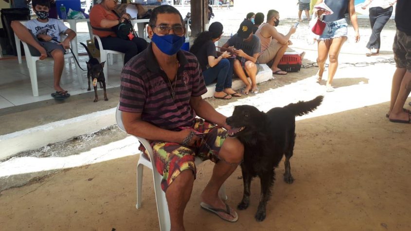 O aposentado Gilson da Silva trouxe o cachorro Massunim para castração. Foto: Ascom/SMS