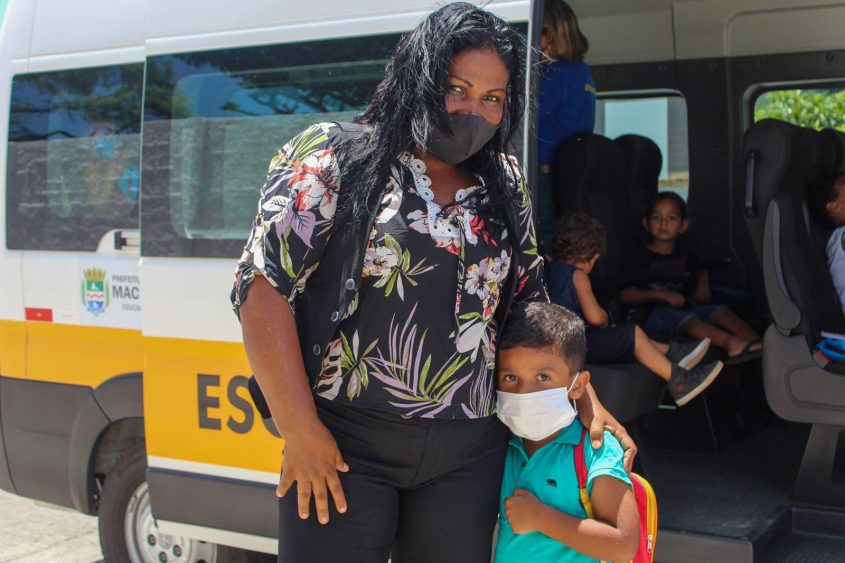 Maria de Fátima Santos é mãe do aluno João Victor, que utiliza diariamente o transporte escolar. Foto: Julita Bittencourt/Ascom Semed