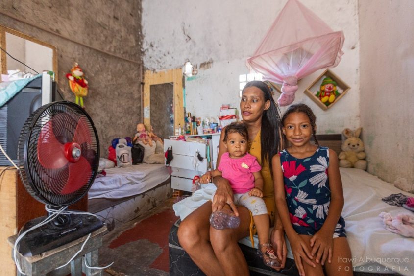 Isabelle Oliveira, mãe de Émille e Eloá, conta que o auxílio ajuda na manutenção das contas mensais. Foto: Itawi Albuquerque / Secom Maceió