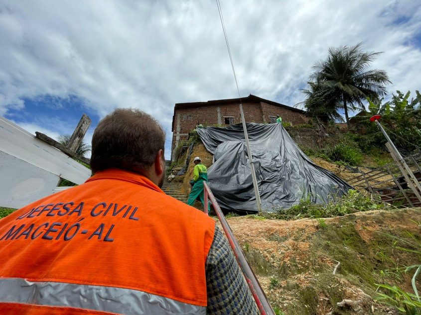Desde janeiro já foram aplicados mais de 29.000 m² de lonas em 171 diferentes pontos. Foto: Marcelle Limeira/Ascom Defesa Civil