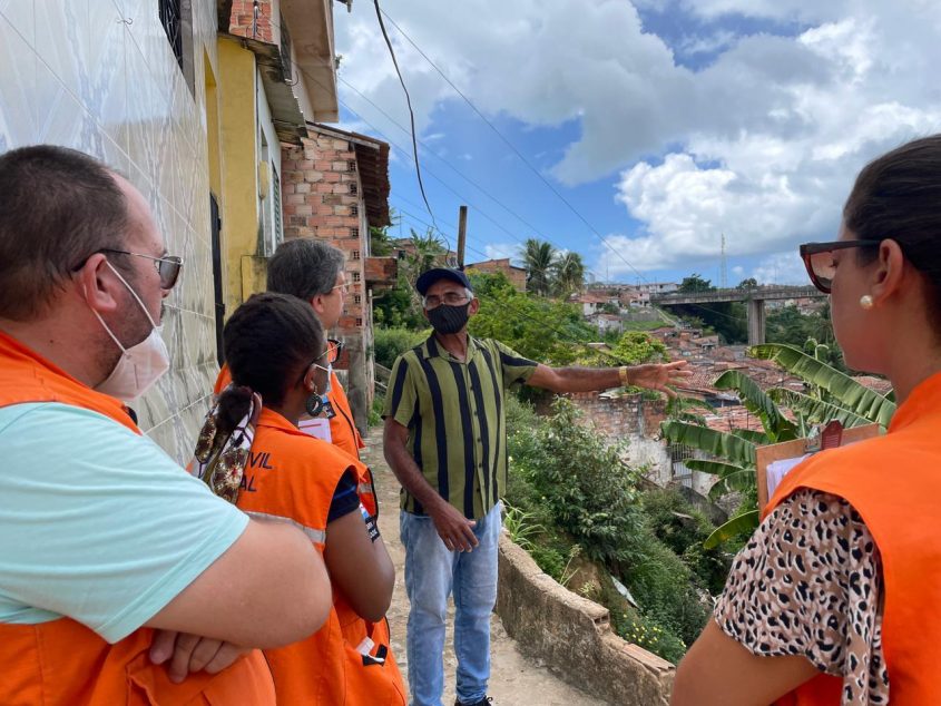 Defesa Civil visitou famílias do Reginaldo. Foto: Marcelle Limeira/Ascom Defesa Civil