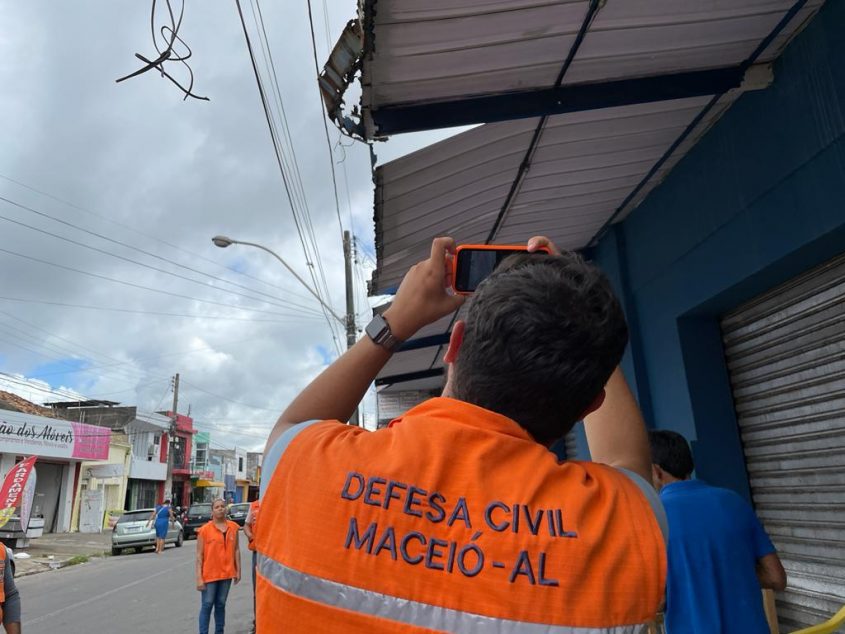 Após identificação do problema, agentes operacionais registraram ocorrência para acompanhar o caso. Foto: Marcelle Limeira/Ascom Defesa Civil