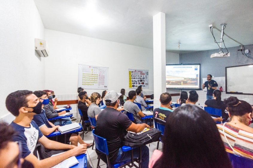 Alunos acompanham atentamente as aulas teóricas para depois iniciar as aulas práticas no programa CNH Social. Foto: Gabriel Moreira / Secom Maceió