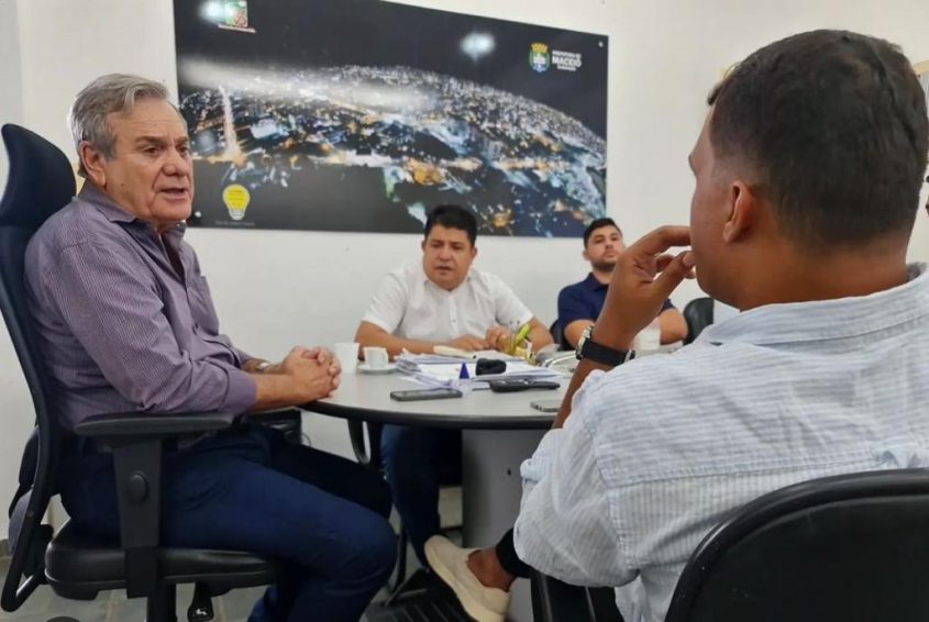 Vice-prefeito Ronaldo Lessa participa de reunião na Sima. Foto: Ascom Sima