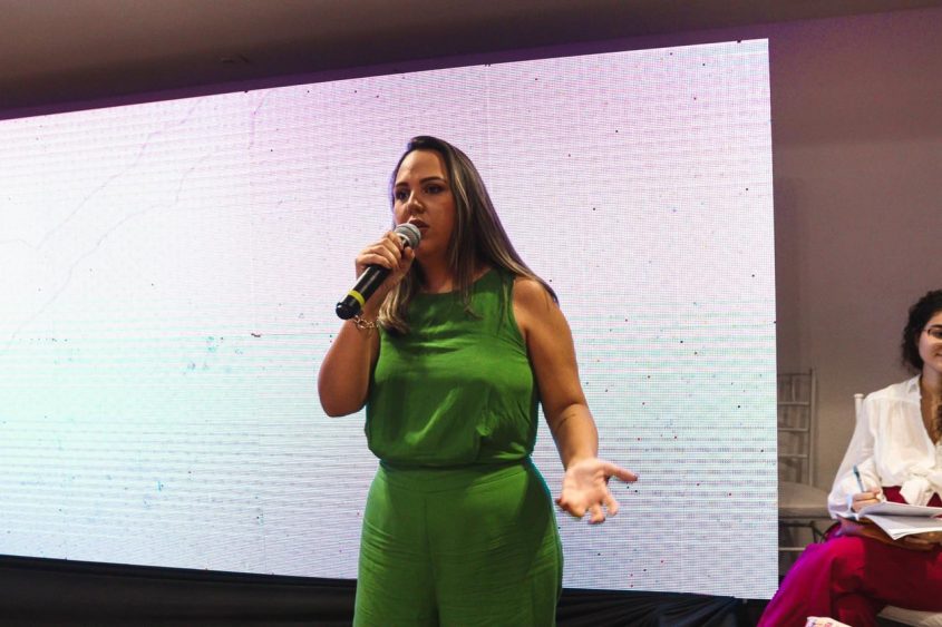 Secretária adjunta da Semed, Emília Caldas, enfatizou a importância do plano municipal de ensino e do evento. Foto: Pedro Farias/Ascom Semed