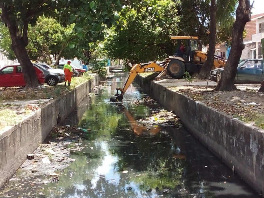Limpeza de canais tem sido mais um serviço levado pelo município como ações de prevenção nas comunidades. Foto: Ascom Sudes