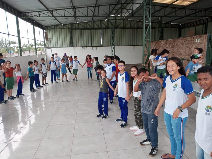 Alunos da escola Yeda Oliveira, localizada na Cidade Universitária, ensaiam animados para o concurso. Foto: cortesia
