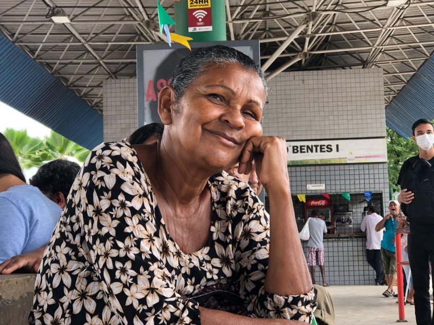 Dona Maria Madalena aprovou show de Forró Pé de Serra no Terminal de Ônibus. Foto: Ascom SMTT