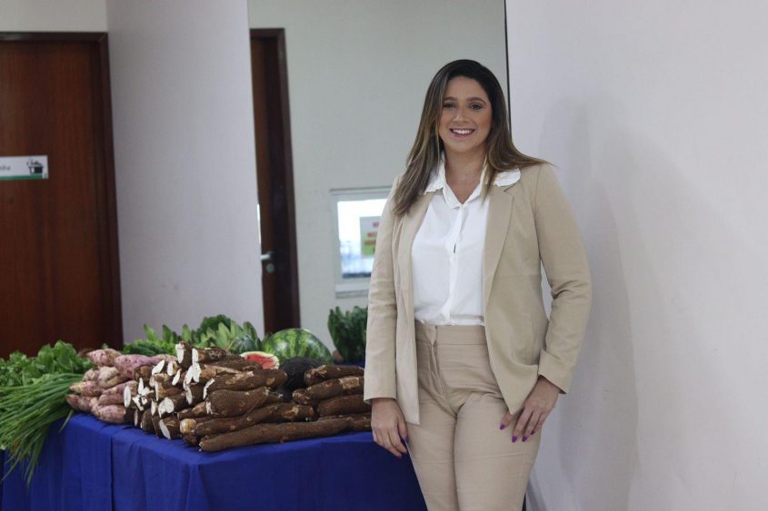 Coordenadora do setor de Nutrição e Alimentação Escolar, da Semed, Rafaela Pessoa, acompanhou a ação. Foto: Pedro Farias/Ascom Semed